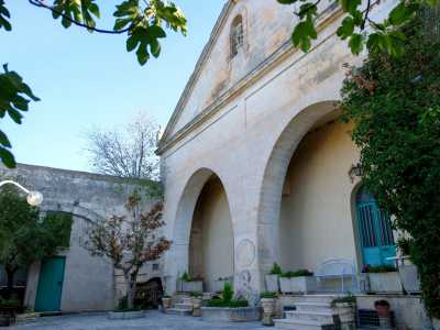 L�area � conclusa da un piccolo e grazioso edificio contraddistinto da archi murati sormontati da un frontone...